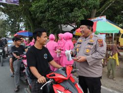 Kapolres Dan Ketua Bhayangkari Cabang Padang Lawas Laksanakan Berbagi Takjil